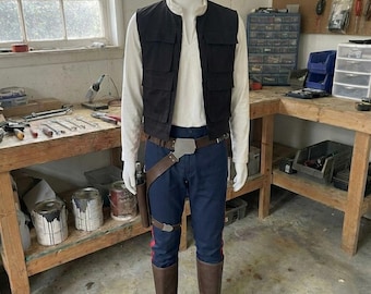 Disfraz de Han Solo inspirado en Star Wars: chaleco de contrabandista, camisa y pantalones a rayas rojas.