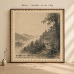 Puede incluir: Impresión de archivo de una escena paisajística japonesa. La obra de arte presenta un camino de piedra que conduce a una puerta torii, con una persona caminando por el camino. El texto "KUMANO KODO" y "Japanese Nostalgic Archive Art" son visibles.