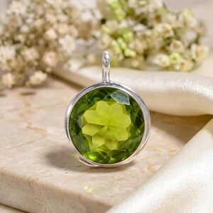 Elegant green peridot gemstone pendant for women.
Vintage-style sterling silver pendant showcasing a natural peridot stone.
Bright green peridot pendant necklace made from 925 sterling silver.
Handmade gemstone jewelry featuring a sparkling green peridot.
Beautiful peridot pendant in sterling silver designed for everyday elegance.