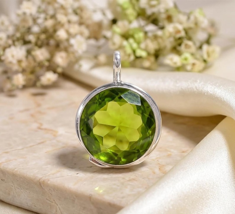 Elegant green peridot gemstone pendant for women.
Vintage-style sterling silver pendant showcasing a natural peridot stone.
Bright green peridot pendant necklace made from 925 sterling silver.
Handmade gemstone jewelry featuring a sparkling green peridot.
Beautiful peridot pendant in sterling silver designed for everyday elegance.