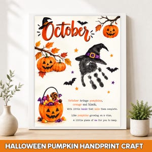 Peut inclure: Une impression encadrée sur le thème d'Halloween avec le mot October en orange, deux citrouilles sur des branches, un seau citrouille rempli de bonbons, une empreinte de main noire avec un chapeau de sorcière, des chauves-souris et des étoiles.