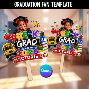 Pode incluir: Dois modelos de leques de formatura com o tema Pré-K Grad. Cada leque apresenta uma foto de uma criança com chapéu de formatura, um ônibus escolar, uma maçã e o texto "PRE-K GRAD CLASS OF 2026 VICTORIA".