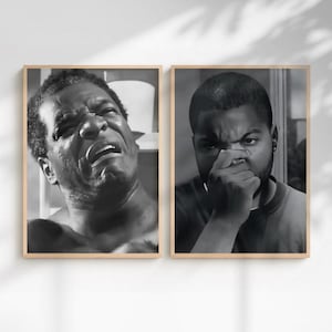 Pode incluir: Dois quadros de parede em preto e branco. A impressão da esquerda mostra um close-up de uma pessoa com uma expressão de dor olhando para cima. A da direita mostra um close-up de uma pessoa com uma expressão séria cobrindo o nariz e a boca.