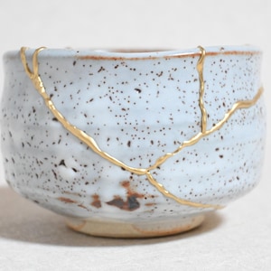 Ciotola Kintsugi, ceramica giapponese vintage, chawan da matcha bianca fatta a mano, ceramica Shino, portagioie