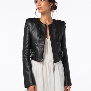 Chaqueta corta de piel de cordero negra estilo motero, sin cuello, corte ajustado, hecha a mano.