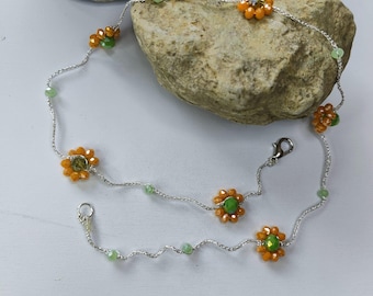 Girocolli con ciliegie o girasoli lavorati all'uncinetto con filato gioiello. Molto minimal, ma di effetto in quanto molto luminosi.