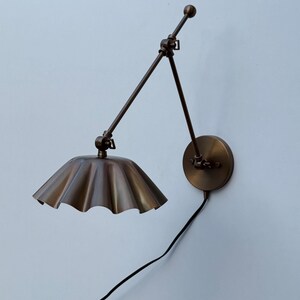 Handgjord justerbar mässingsvägglampa med svängarm, vägglampa i eluttag, läslampa i 50-talets moderna design, vägglampa i sovrum