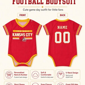 Puede incluir: Un body para beb&eacute; de color rojo con bordes amarillos, cuello en V, mangas cortas y cierres a presi&oacute;n. El frente muestra el texto KANSAS CITY FOOTBALL con un gr&aacute;fico de casco. La parte posterior muestra el texto NAME y el n&uacute;mero 00 en blanco.