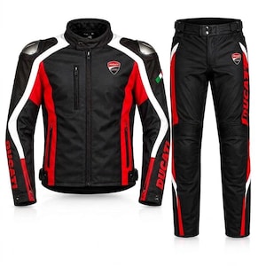 Könnte beinhalten: Ein schwarzes, rotes und weißes Motorradjacken- und Hosen-Set. Die Jacke verfügt über einen hohen Kragen, Reißverschlusstaschen und das Ducati-Logo auf der Brust. Die Hose hat einen Knopfverschluss, einen Reißverschluss und das Ducati-Logo.