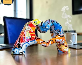 Graffiti Heart Hand Statue, Resin Art Sculpture, Nordic Romantic Home Decor (10.5cm x 6cm)