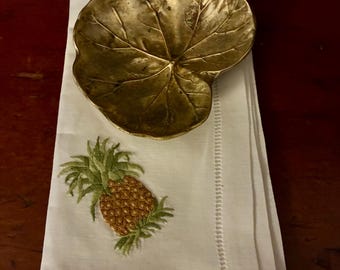 Vintage Geranienblattschale ist ein Sammlerstück aus massivem Messing von Virginia Metalcrafters ab 1948