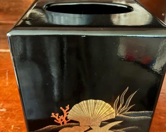 Funda para caja de pañuelos vintage de los años 80 de Otagiri, Japón, en laca negra y oro metálico con diseño de conchas marinas.