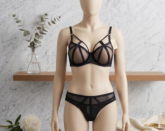 Elegante conjunto de lencería con tirantes: sujetador push-up tipo jaula y braguita de malla transparente.