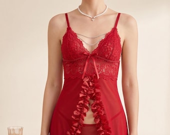Elegante conjunto de lencería babydoll de encaje rojo con volantes y detalles de cadena.