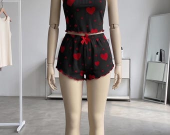 Top de tirantes con estampado de corazones románticos y shorts con ribete de lechuga