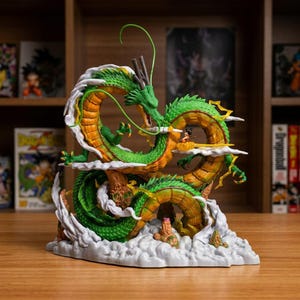 Puede incluir: Una figura detallada de un dragón largo y serpentino de color verde con vientre amarillo, enroscado entre nubes blancas esculpidas. Un pequeño personaje monta una nube amarilla cerca del cuerpo del dragón, acentuado por rayos amarillos.