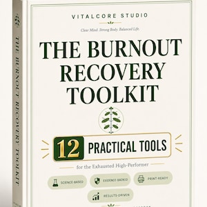 Może przedstawiać: Książka w twardej oprawie zatytułowana The Burnout Recovery Toolkit od Vitalcore Studio. Okładka jest w kolorze złamanej bieli z ciemnozielonym tekstem i podtytułem Clear Mind. Strong Body. Balanced Life. Wyróżnia 12 Practical Tools for the Exhausted High-Performer, z ikonami dla treści opartych na nauce, dowodach, gotowych do druku i zorientowanych na wyniki.