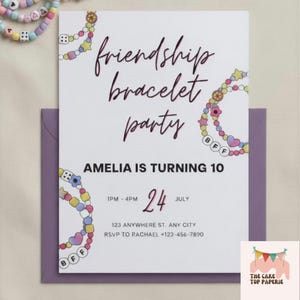 以下が含まれることがあります： friendship bracelet party、AMELIA IS TURNING 10、24 JULY、1PM - 4PM、123 ANYWHERE ST. ANY CITY、RSVP TO RACHAEL +123-456-7890という文字が書かれた白い長方形の招待状で、カラフルなビーズブレスレットのイラストが描かれています。