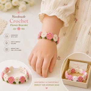 Può includere: Braccialetto floreale all'uncinetto fatto a mano con dettagli floreali rosa e bianchi. Il braccialetto è mostrato sul polso di un bambino e in una confezione regalo. Il testo dell'immagine dice "Handmade Crochet Flower Bracelet".