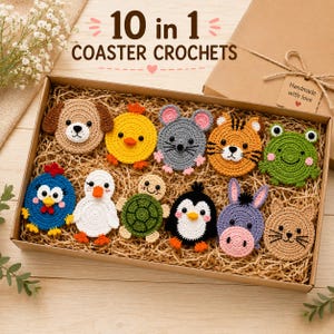Peut inclure: Un ensemble de dix dessous de verre animaux crochetés dans une boîte en carton. Les dessous de verre représentent un chien, un poussin, une souris, un tigre, une grenouille, un poulet, un canard, une tortue, un pingouin, un âne et un chat. La boîte indique "10 in 1 COASTER CROCHETS".
