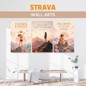 Peut inclure: Un ensemble de trois affiches murales verticales illustrant une personne courant dans des paysages montagneux. L'affiche de gauche porte l'inscription CROWN EARNED, celle du centre BECOME THE STANDARD et celle de droite THE CROWN IS NEVER YOURS.