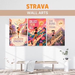 Peut inclure: Un ensemble de trois affiches murales verticales représentant une personne courant en tenue de sport. La première affiche montre une course en ville avec le texte QUEEN ENERGY. La deuxième montre un sentier de montagne avec COLLECT THEM ALL. La troisième montre une ascension avec SHE RUNS FOR THE CROWN.