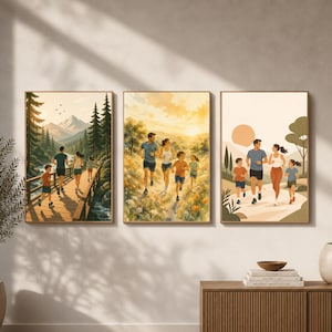 Peut inclure: Un ensemble de trois cadres muraux illustrant une famille courant ensemble dans divers décors extérieurs, notamment un pont en bois dans une forêt de montagne, une prairie ensoleillée et un paysage simplifié avec un grand soleil orange.