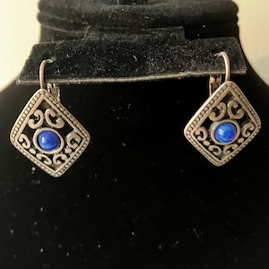 Pendientes vintage de filigrana con cabujón azul, colgantes con cierre de palanca en tono plateado, joyería de estilo bohemio Art Nouveau, pendientes pequeños y llamativos.