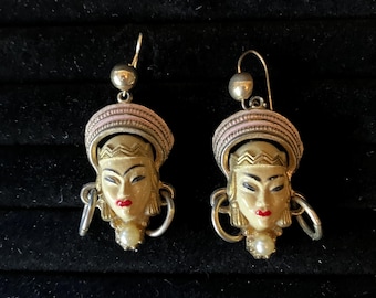 Pendientes vintage de princesa asiática de Selro Selini - Joyería figurativa de mediados de siglo, ganchos perforados modificados - Diseño icónico de los años 50 sin firma