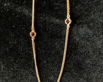 Collar vintage Avon tono dorado con engastes de cristal rojo, cadena minimalista y delicada, firmado por Avon.