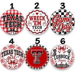 Könnte beinhalten: Sechs runde Ansteckbuttons mit Texas Tech-Motiven. Die Designs umfassen rot-weißes Gingham-Muster mit Schleife, Wreck 'Em Tech-Schriftzug, schwarz-weiß kariertes Game Day, Texas Tech girl mit Rosen, ein rotes TT-Logo und Lubbock Texas-Grafiken.