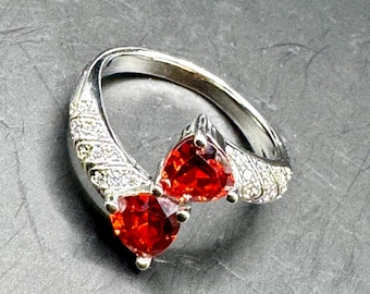 Anillo de granate con baño de oro de 18 quilates y tamaño ajustable.