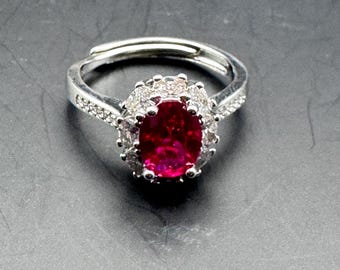 Anillo ajustable con rubí ovalado chapado en oro de 18 quilates y circonitas cúbicas talla baguette.