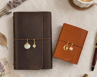 Personalisiertes dreifach faltbares Lederjournal, individuell befüllbares Journal mit Anhängern, Weihnachtsgeschenk
