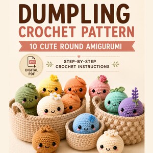 以下が含まれることがあります： DUMPLING CROCHET PATTERN 10 CUTE ROUND AMIGURUMIというタイトルのステップバイステップの説明付きデジタルPDFかぎ針編みパターン。画像には、笑顔の10個のカラフルで丸いかぎ針編みのあみぐるみが表示されており、それぞれに小さな花や葉のアクセントが付けられ、3つの編みかごに配置されています。
