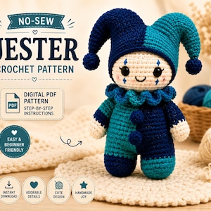 Op de afbeelding: Een gehaakte narrenpop met een tweekleurige outfit in donkerblauw en talingblauw, een bijpassende narrenmuts, een geplooide kraag en witte handen. De tekst luidt NO-SEW JESTER CROCHET PATTERN, DIGITAL PDF PATTERN, STEP-BY-STEP INSTRUCTIONS, EASY & BEGINNER FRIENDLY.