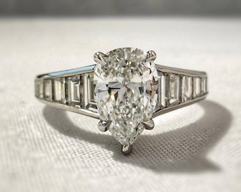 4.30 TCW Päronslipad diamantring i labbodlad form, avsmalnande baguettestenar på sidorna, IGI-certifierad, förlovningsring i art déco-stil, ring i 14 karat vitguld