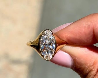 2,50 CT Marquise Cut Lab Grown Diamond Signetring, Bezel-infattad diamantring, Förlovningsring i 14K gult guld, Minimalistisk statementring