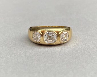 2,00 CT Asscher-slipad diamant för män, trestensring i gult guld, lyxig diamantring med flush-infattning, present till honom