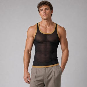 Può includere: Una canotta senza maniche in tessuto nero trasparente con bordini a contrasto color beige lungo lo scollo rotondo, gli scalfi e l'orlo inferiore. Il capo è aderente ed è realizzato in un materiale leggero e semitrasparente.