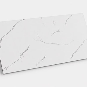Pode incluir: Um azulejo retangular com uma base branca e veios finos de cor cinza-escuro por toda a superfície. O azulejo tem um acabamento liso e plano com bordas limpas e definidas, exibindo um padrão marmorizado consistente na face superior.