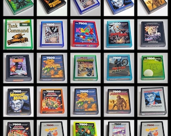 Könnte beinhalten: Eine Sammlung von fünfundzwanzig Atari 7800 Videospielkassetten in verschiedenfarbigen Kunststoffhüllen. Die Kassetten zeigen diverse Cover-Artworks, darunter Titel wie Tank Command, Klax, Basketbrawl, Motor Psycho, Mean 18 und Q-bert.