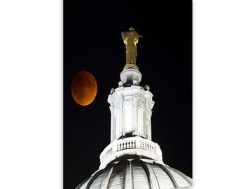 Madison Capitol Blood Moon Wall Art, Wisconsin Night Photography, Lunar Eclipse Print, Madison Skyline Decor, Moonrise Artwork