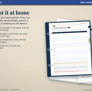 Puede incluir: Una plantilla de planificador digital mostrada en una carpeta azul oscuro. El texto dice ADHD & FOCUS, PANIC-PROOF PRINTABLES, Print it at home y Weekly Time-Block Planner. El dise&ntilde;o incluye una cuadr&iacute;cula para programar y varias secciones.