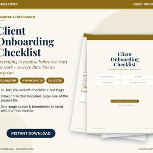 Può includere: Un set di documenti digitali Client Onboarding Checklist che include un PDF compilabile, quattro fogli di lavoro e formato US Letter. Il design presenta uno sfondo color crema con testo blu scuro e accenti dorati.
