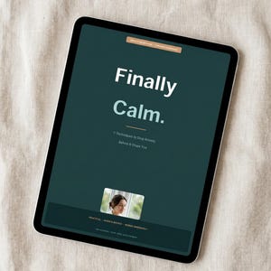 Puede incluir: Una tableta digital muestra las palabras "Finally Calm" en texto blanco sobre un fondo verde oscuro. La pantalla también incluye el texto "7 Techniques to Stop Anxiety Before It Stops You" y una pequeña imagen de una mujer.