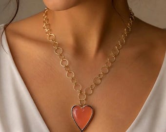 Collar con colgante romántico de cuarzo rosa y oro rosa con caja de madera para guardar recuerdos.