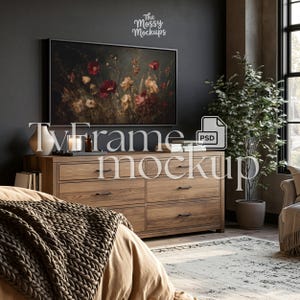 Könnte beinhalten: Ein Schlafzimmer-Mockup mit einer Holzkommode, einem gerahmten Blumenkunstwerk und einem Bett mit einer grob gestrickten Decke. Eine hohe Topfpflanze und ein Teppich sind ebenfalls vorhanden. Der Text "TvFrame mockup" und "The Mossy Mockups" sind enthalten.