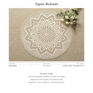 Puede incluir: Un patrón de ganchillo vintage titulado "Precioso Tapete Redondo". El patrón presenta un diseño de tapete circular detallado, de aproximadamente 54 cm (21 pulgadas) de diámetro. El patrón incluye instrucciones, un gráfico de puntos y una lista de materiales. Nivel intermedio.
