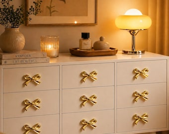 Kastknoppen met gouden strik | Massief messing ladegrepen, luxe woondecoratie
